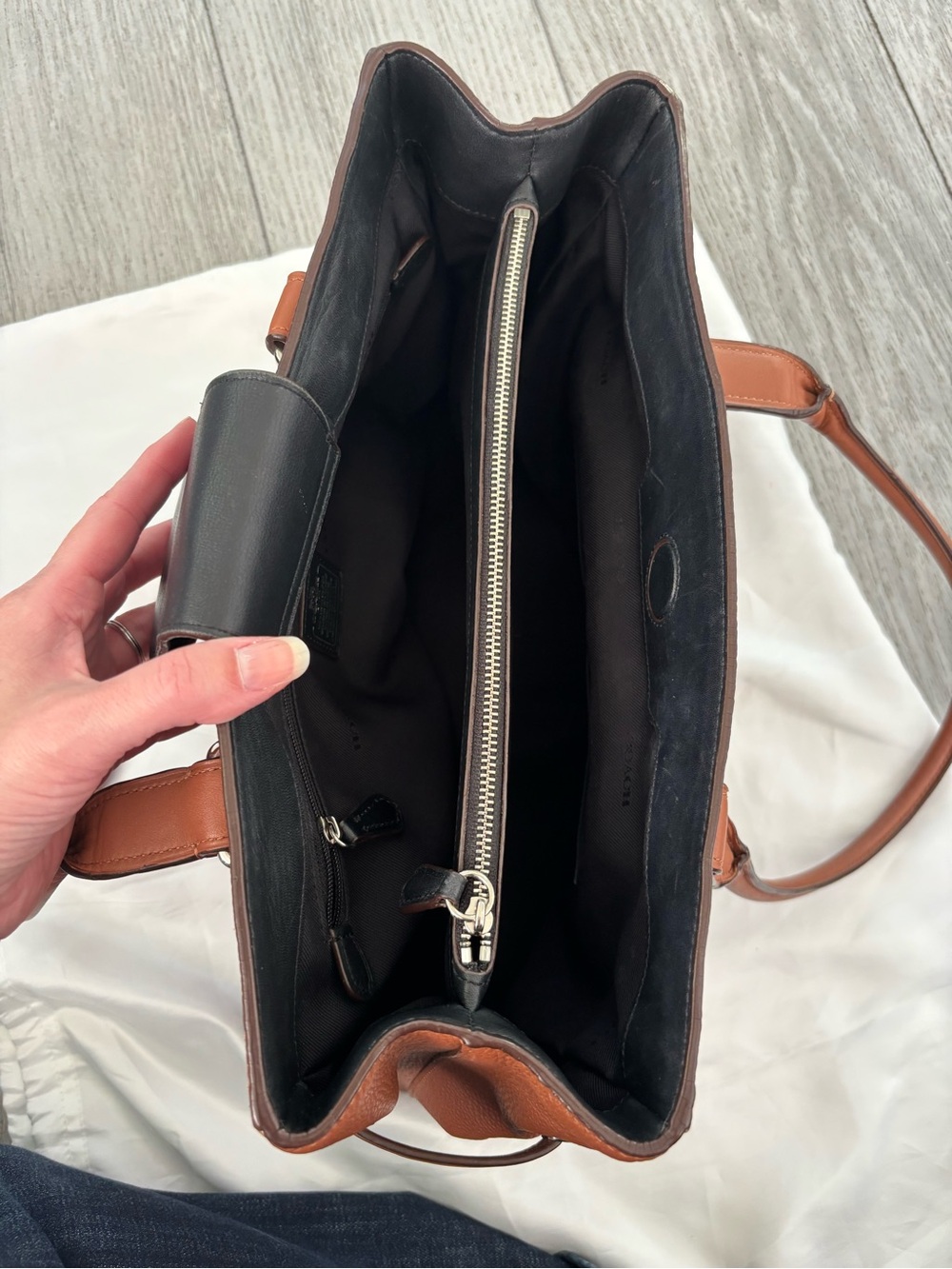 Coach Swagger bag in brown in GORGEOUS condition. Comes w branded dustbag. - Picture 9 of 12
